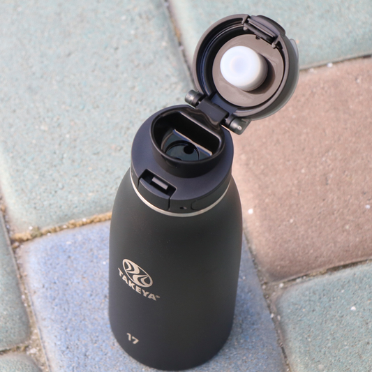 traveler-fliplocktm-lid-u8 96076-R-TravelerLid-Lifestyle-Onyx.png